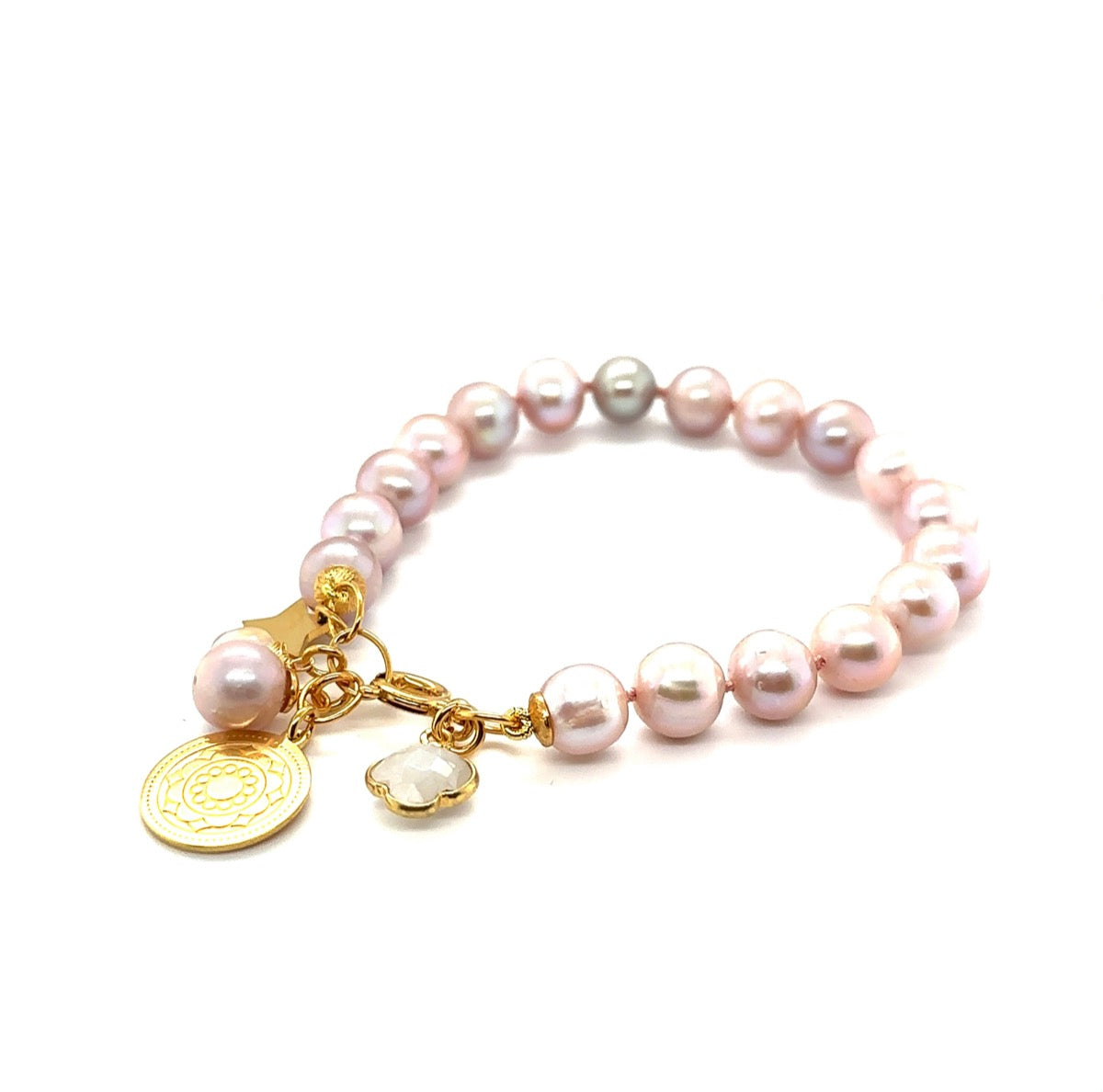 Różowa perłowa bransoletka Symfonia Miłości od Ewa Mrochen Jewellery z srebrnym zapięciem, na dłoni.