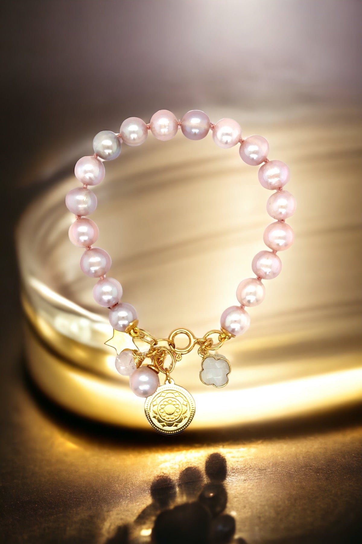 Różowa perłowa bransoletka Symfonia Miłości od Ewa Mrochen Jewellery z delikatnymi perłami i srebrnymi elementami.