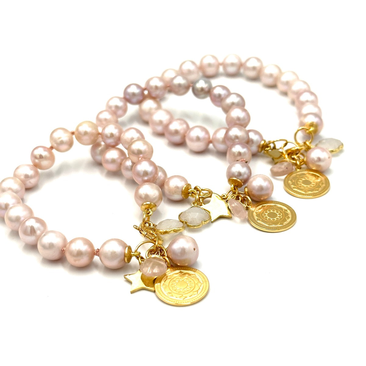Różowa perłowa bransoletka Symfonia Miłości od Ewa Mrochen Jewellery, delikatna ozdoba na nadgarstek.