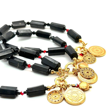 Srebrna bransoletka z szungitem Klejnot Szamanki od Ewa Mrochen Jewellery na nadgarstku, unikalny design, limitowana edycja.
