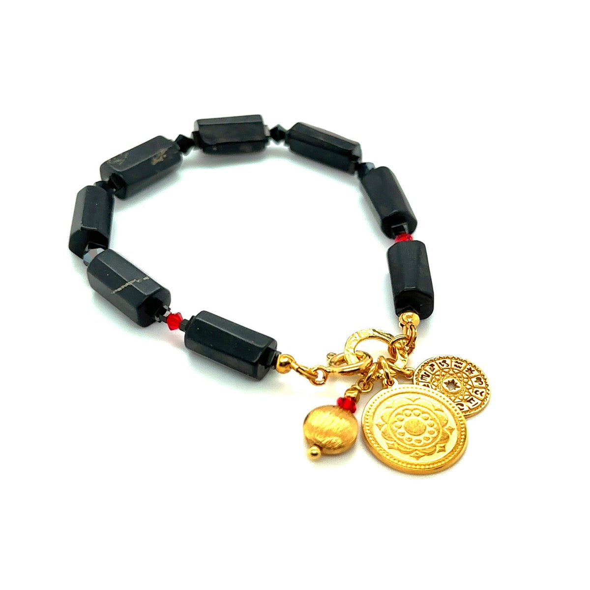 Bransoletka z szungitem Klejnot Szamanki od Ewa Mrochen Jewellery na nadgarstku, limitowana edycja, naturalny kamień ochronny.