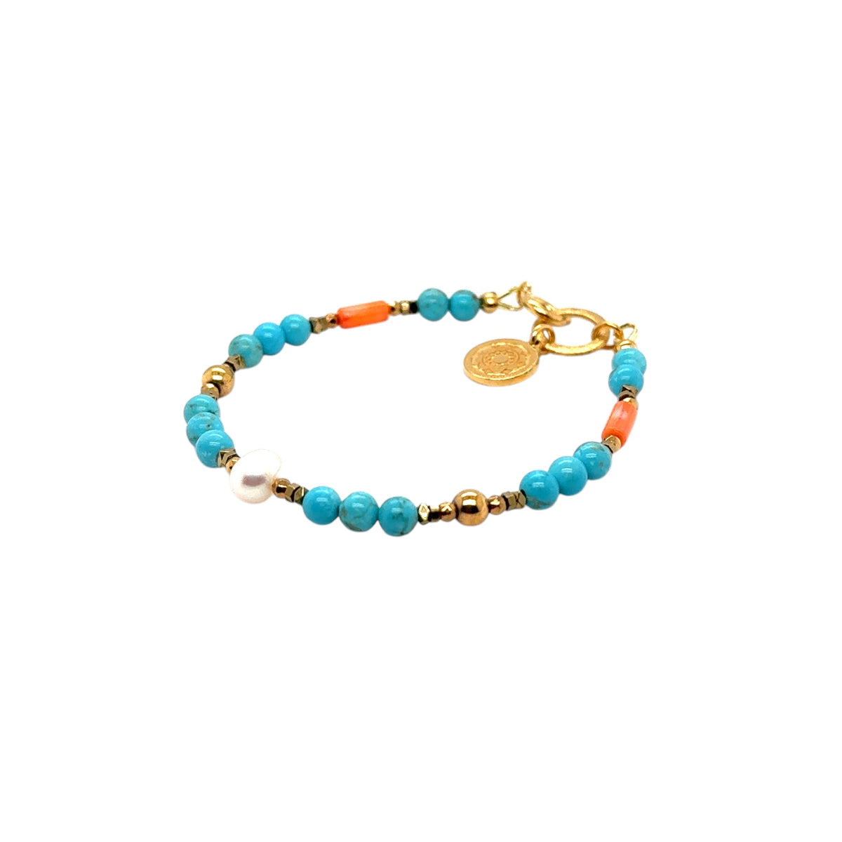 Bransoletka z turkusem i przejrzystymi elementami od Ewa Mrochen Jewellery na nadgarstku, elegancki dodatek do stroju.