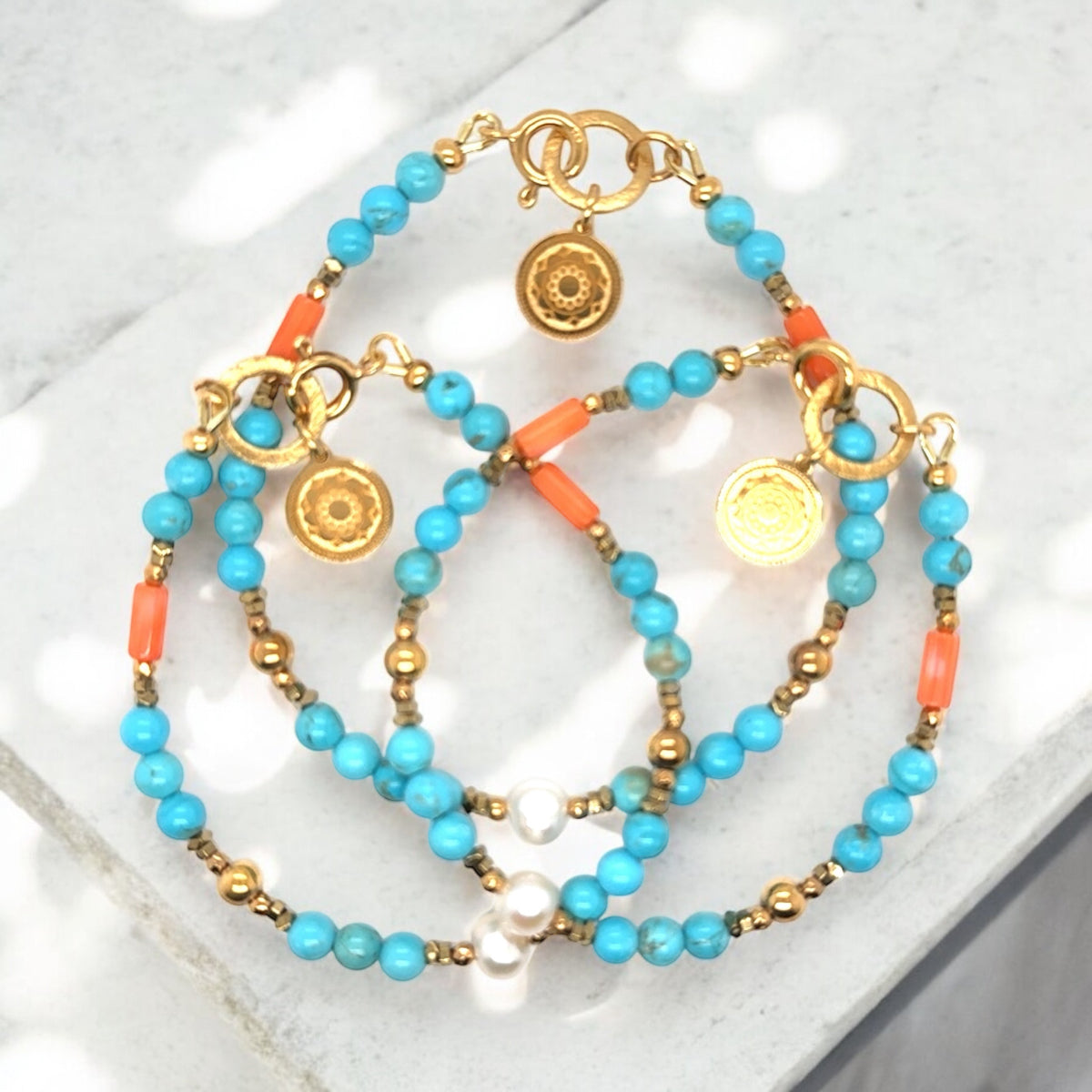 Turkusowa bransoletka Ewa Mrochen Jewellery z przejrzystymi elementami, delikatny design, ręcznie wykonana biżuteria.