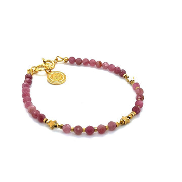 Różowa turmalinowa bransoletka Ewa Mrochen Jewellery na nadgarstku, delikatny design i naturalny kamień.