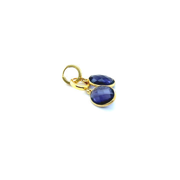 Złote kolczyki z ametystem Królewskie od Ewa Mrochen Jewellery na zdjęciu, ozdobione dużymi, lśniącymi kamieniami ametystu.