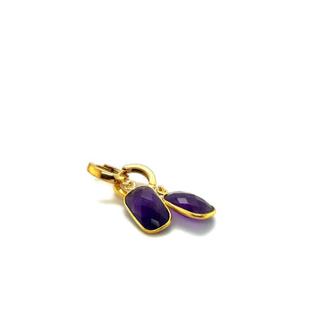 Zmysłowe kolczyki ametystowe od Ewa Mrochen Jewellery® na uszach, elegancki design i naturalny fioletowy kamień.