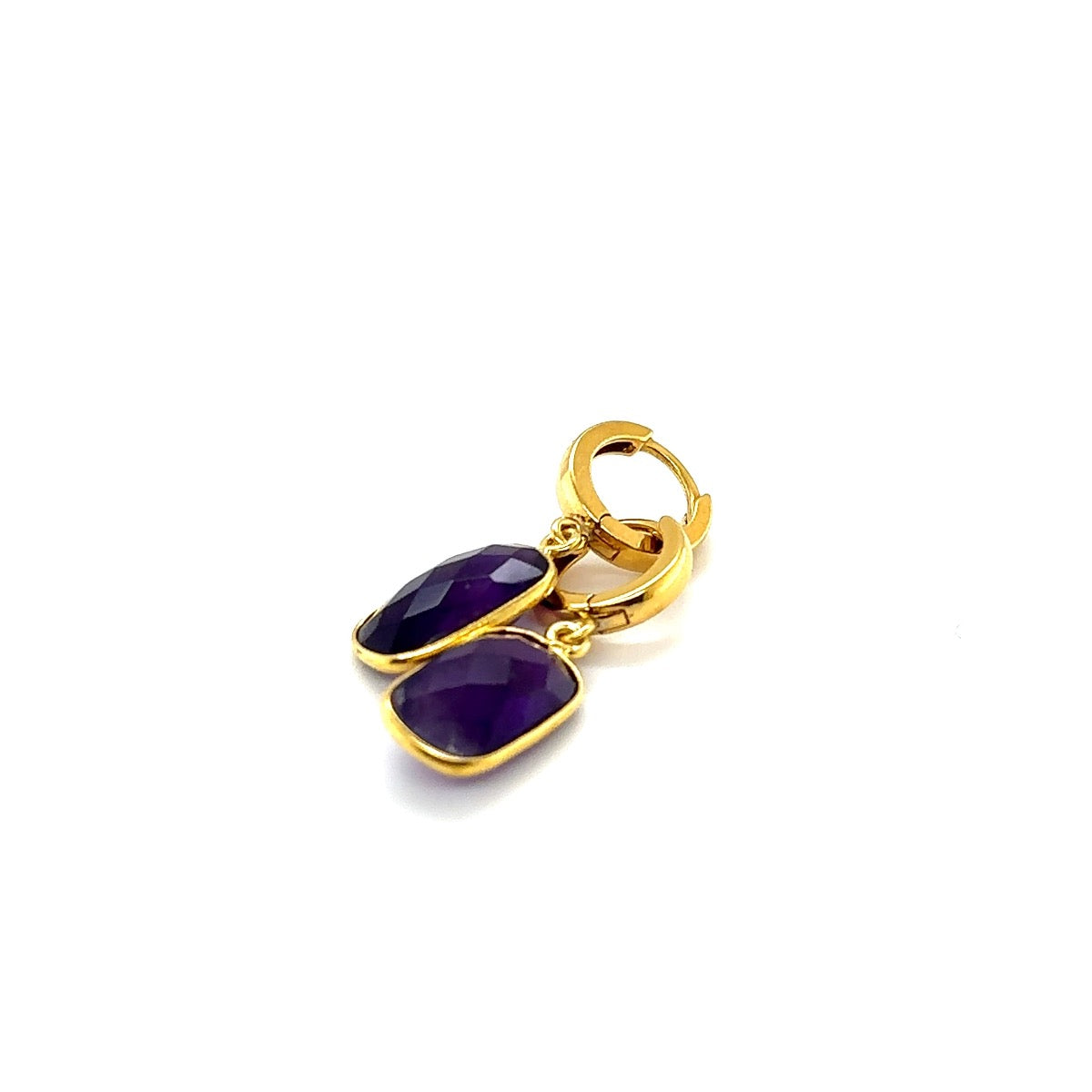 Zmysłowe kolczyki ametystowe marki Ewa Mrochen Jewellery® na uszach, eleganckie i delikatne kolczyki z ametystem.