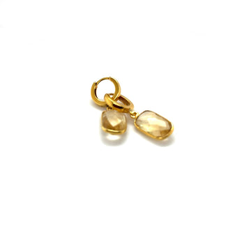 Złote kolczyki z cytrynem Ewa Mrochen Jewellery® na uszach, elegancki design, podkreślające styl i blask kamienia.
