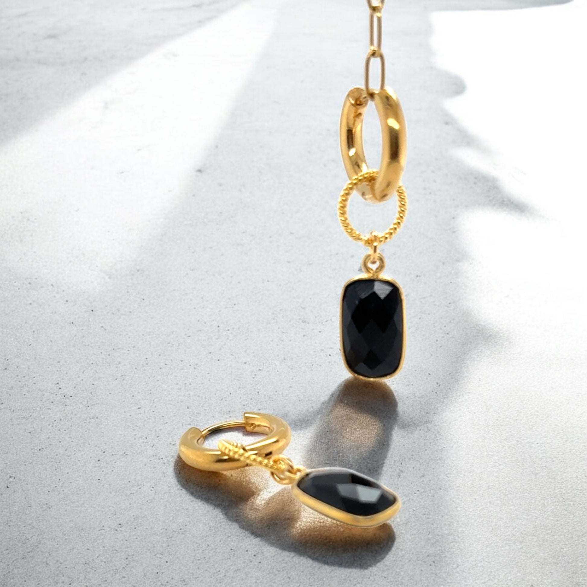 Kolczyki z czarnym turmalinem od Ewa Mrochen Jewellery, eleganckie i stylowe dla miłośniczek biżuterii.