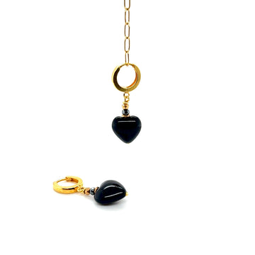 Srebrne kolczyki z czarnym turmalinem marki Ewa Mrochen Jewellery, eleganckie i wyraziste, na zdjęciu z bliska.