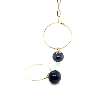 Granatowe kolczyki akcentowe z perłą od Ewa Mrochen Jewellery na zdjęciu, eleganckie i stylowe dla kobiet.