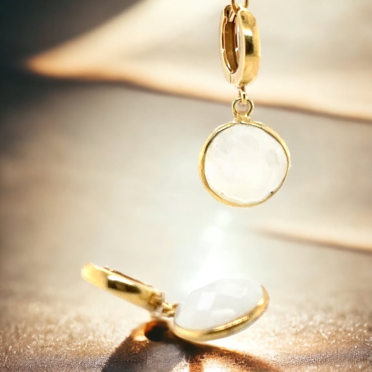 Srebrne kolczyki z kamieniem księżycowym od Ewa Mrochen Jewellery, eleganckie i przyjazne dla przyjaciółki i intuicji.