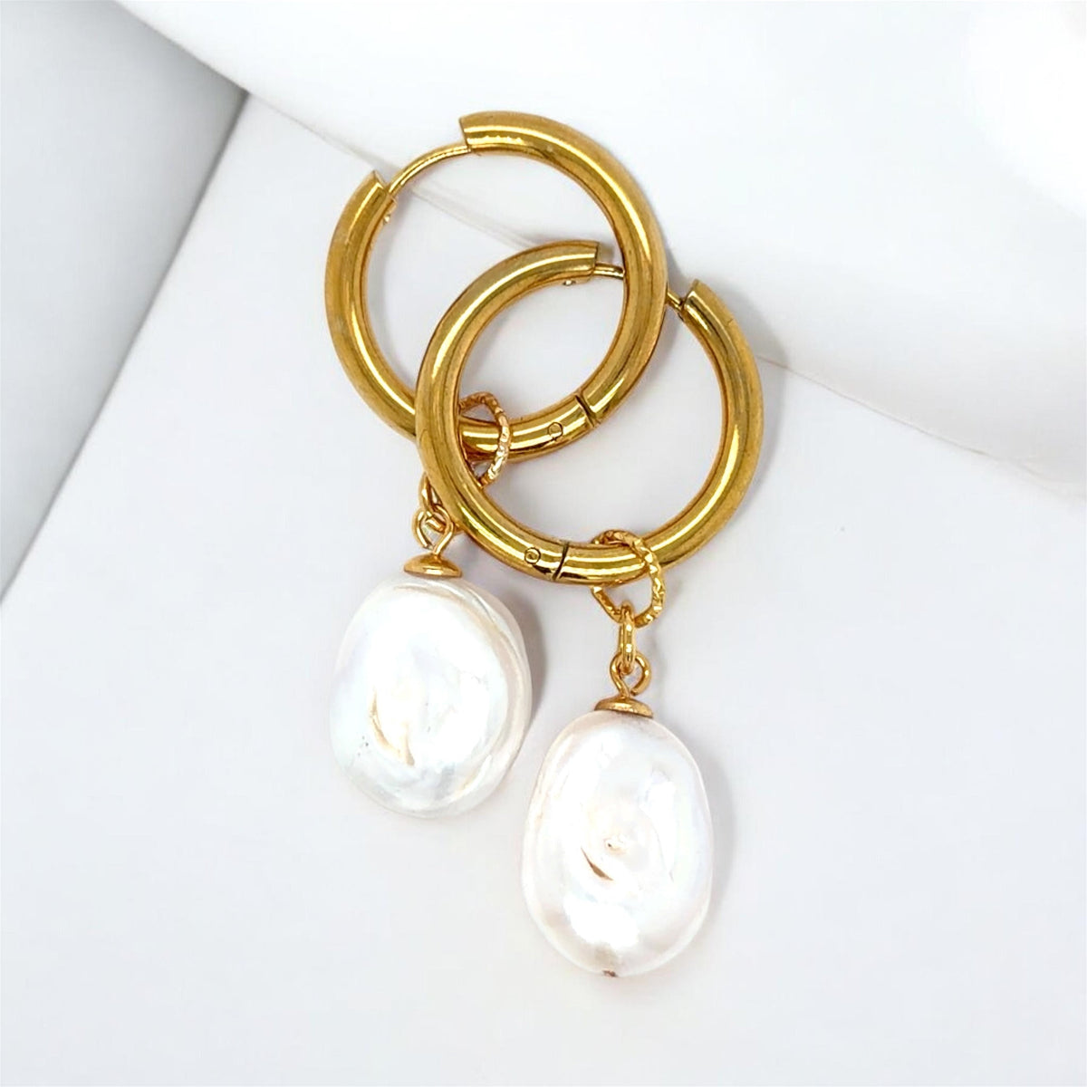 Kolczyki Ewa Mrochen Jewellery® z białą perłą barokową, eleganckie kolczyki z naturalnymi perłami na srebrnym sztyfcie