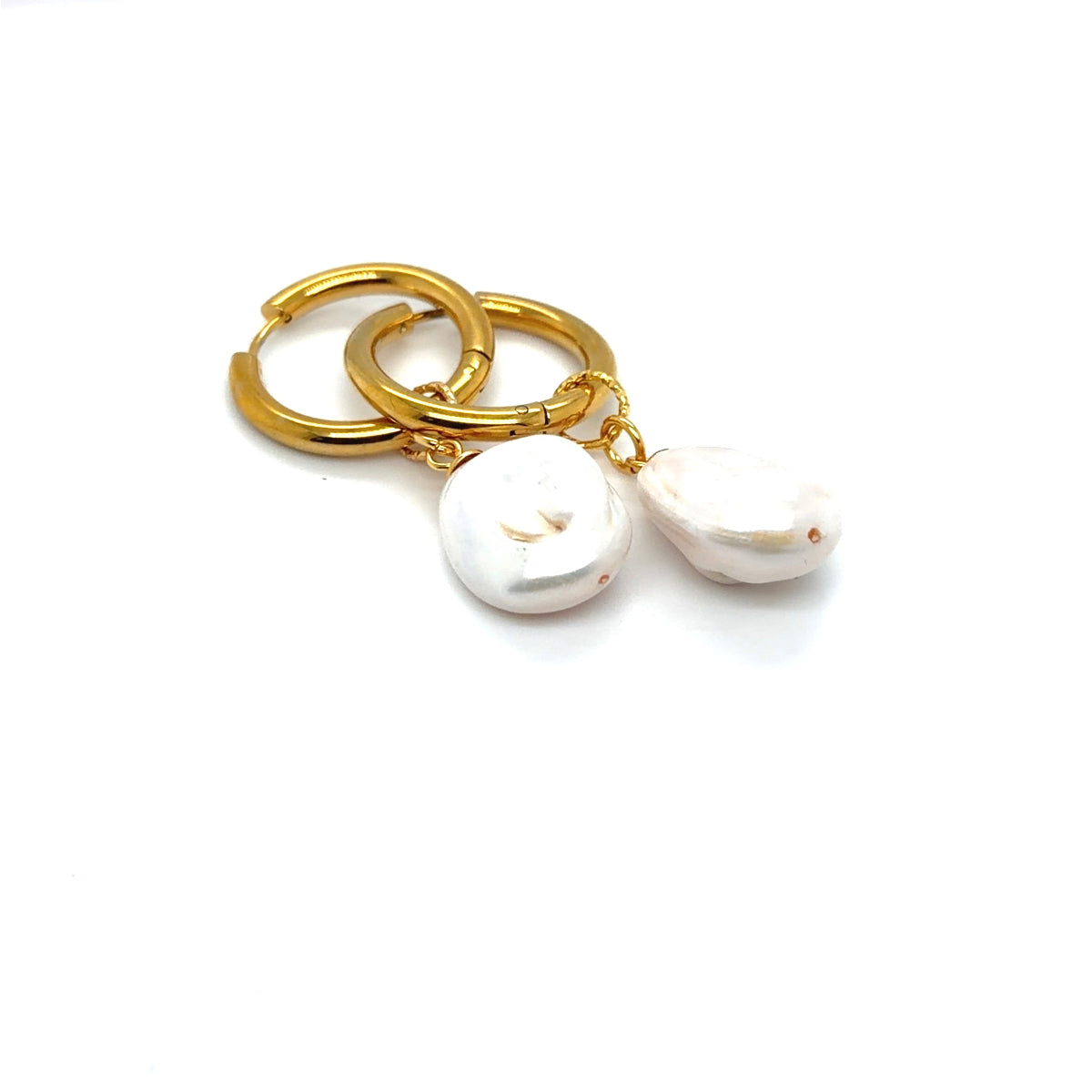 Kolczyki z białą perłą barokową od Ewa Mrochen Jewellery®, eleganckie i delikatne, z detalami z metalu.