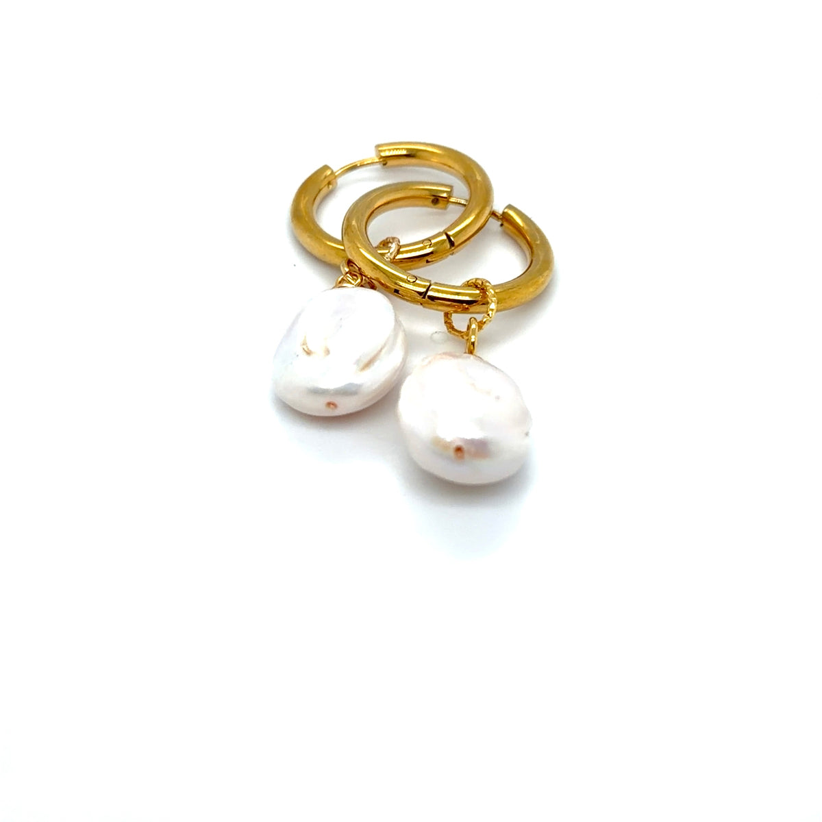 Kolczyki z białą perłą barokową od Ewa Mrochen Jewellery® prezentujące elegancki styl i unikalny design.