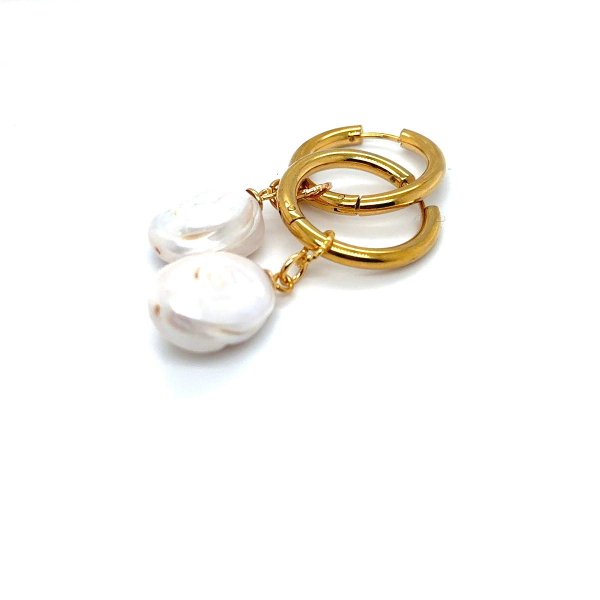 Kolczyki Ewa Mrochen Jewellery z białą perłą barokową, eleganckie kolczyki z perełką, ozdobne i stylowe.