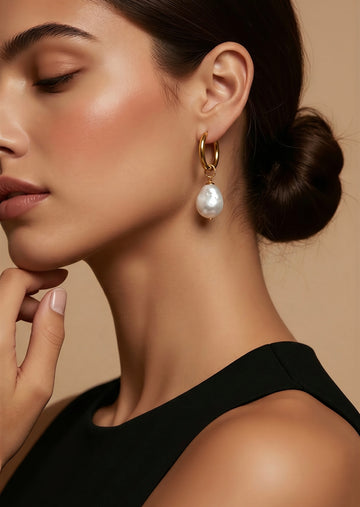 Kolczyki z białą barokową perłą od Ewa Mrochen Jewellery®, eleganckie i luksusowe dla miłośniczek biżuterii.