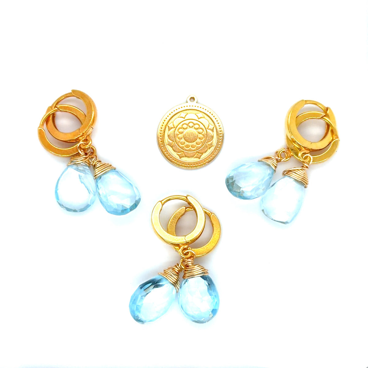 Kolczyki z błękitnym topazem Royal Beauty od Ewa Mrochen Jewellery® na uszach, elegancki design i srebrne wykończenie
