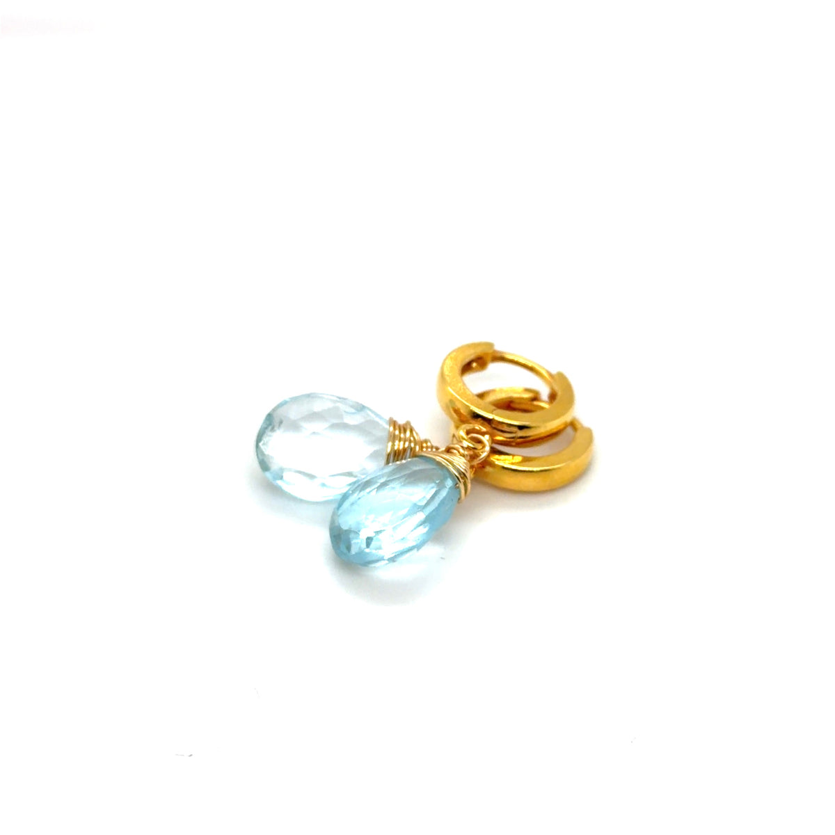 Kolczyki z topazem błękitnym Royal Beauty od Ewa Mrochen Jewellery® na uszach, elegancki design, wysoka jakość.
