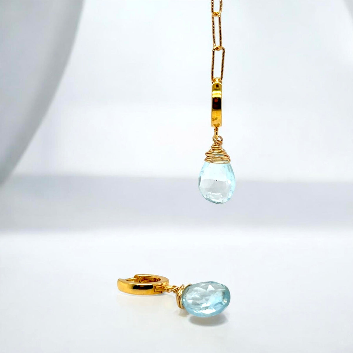 Kolczyki z Topazem Błękitnym Royal Beauty od Ewa Mrochen Jewellery® na srebrnym uchwycie, elegancki design, lśniące kamienie.