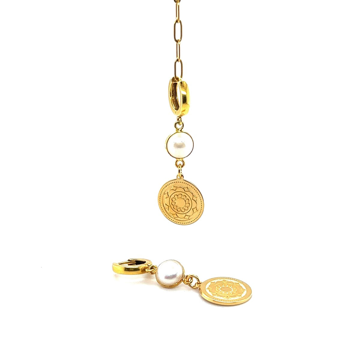 Srebrne kolczyki Królowa Denarów od Ewa Mrochen Jewellery z wyrafinowanym wzorem i eleganckim designem na tle białym