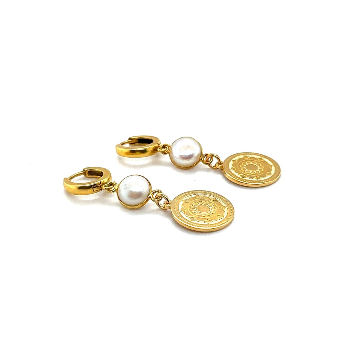 Srebrne kolczyki Królowa Denarów od Ewa Mrochen Jewellery na uszach, elegancki design, idealne na wyjątkowe okazje.