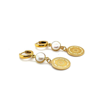 Srebrne kolczyki Królowa Denarów od Ewa Mrochen Jewellery na uszach, elegancki design, idealne na wyjątkowe okazje.