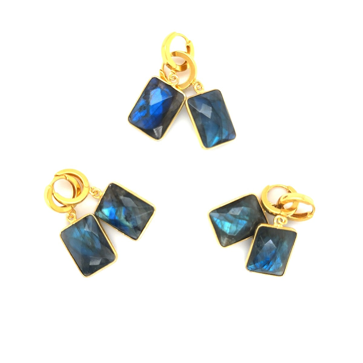 Srebrne kolczyki Labradoryt Świątynia Gwiazd od Ewa Mrochen Jewellery, z kamieniami Labradoryt na tle delikatnej oprawy