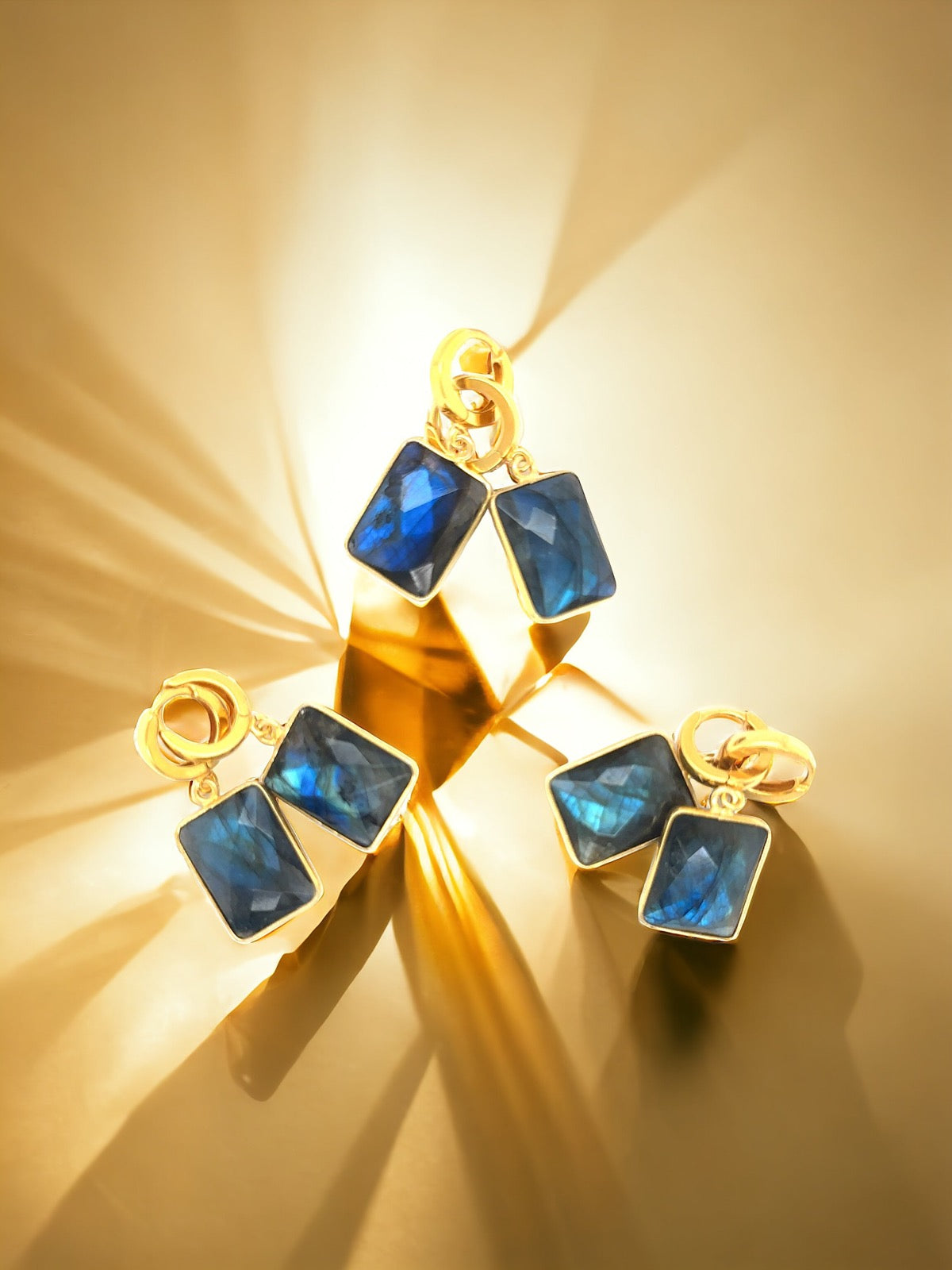 Kolczyki Labradoryt Świątynia Gwiazd od Ewa Mrochen Jewellery, eleganckie srebrne kolczyki z labradorytem na codzień.