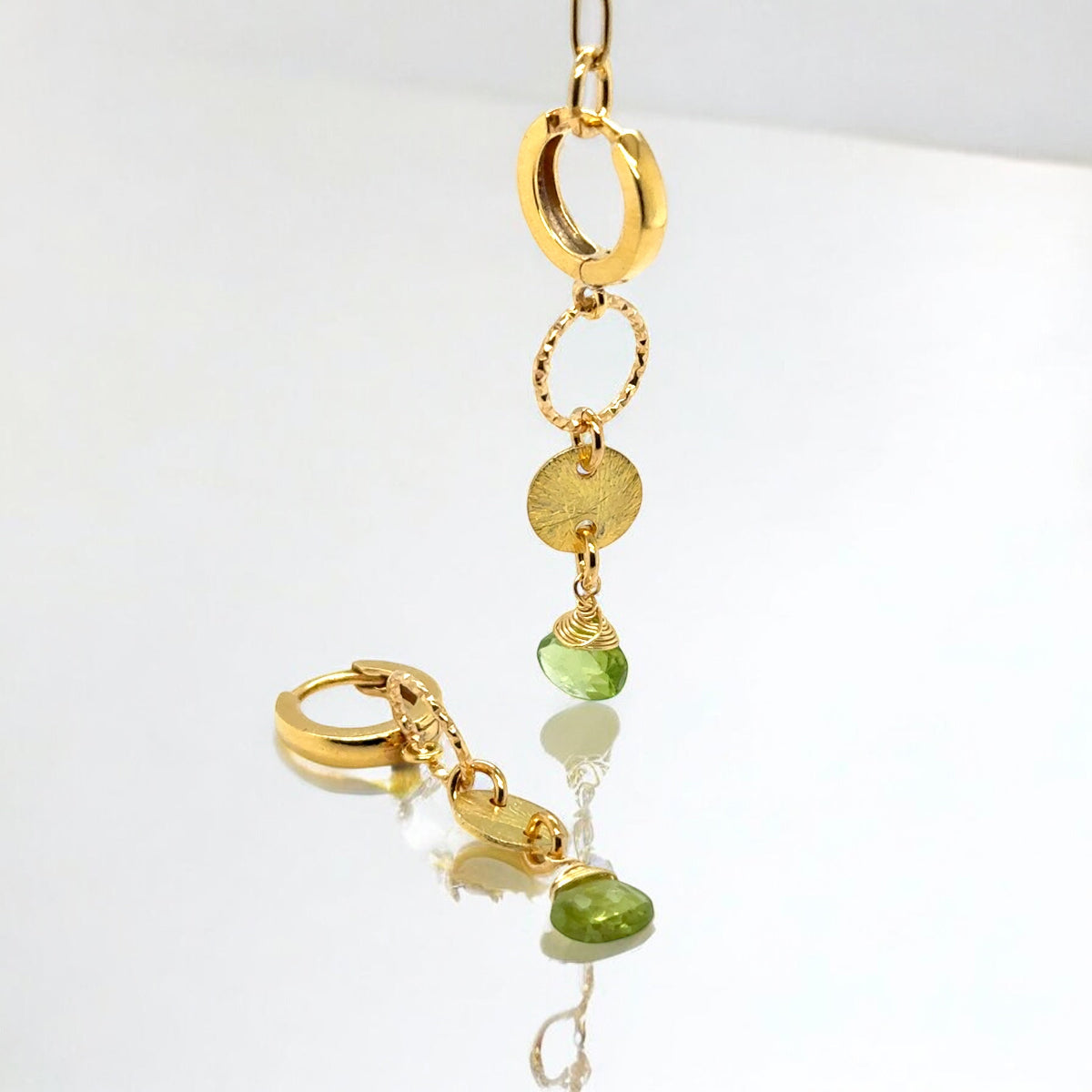 Kolczyki Oliwin od Ewa Mrochen Jewellery, srebrne z kamieniami symbolizującymi pomyślność, na białym tle