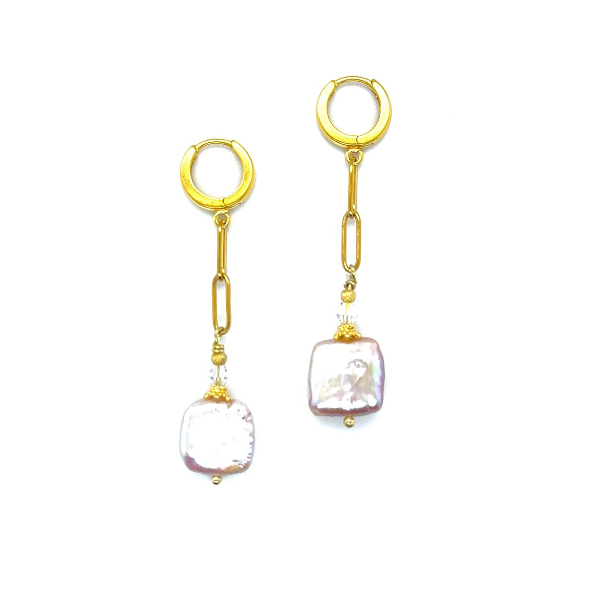 Różowe perły barokowe na kolczykach Ewa Mrochen Jewellery, delikatny design z perłami w stylu barokowym.