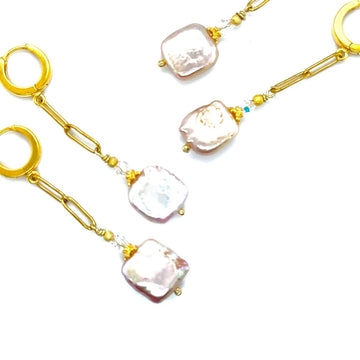 Różowe perły barokowe i kolczyki Ewa Mrochen Jewellery na uszach, eleganckie i unikalne ozdoby biżuteryjne