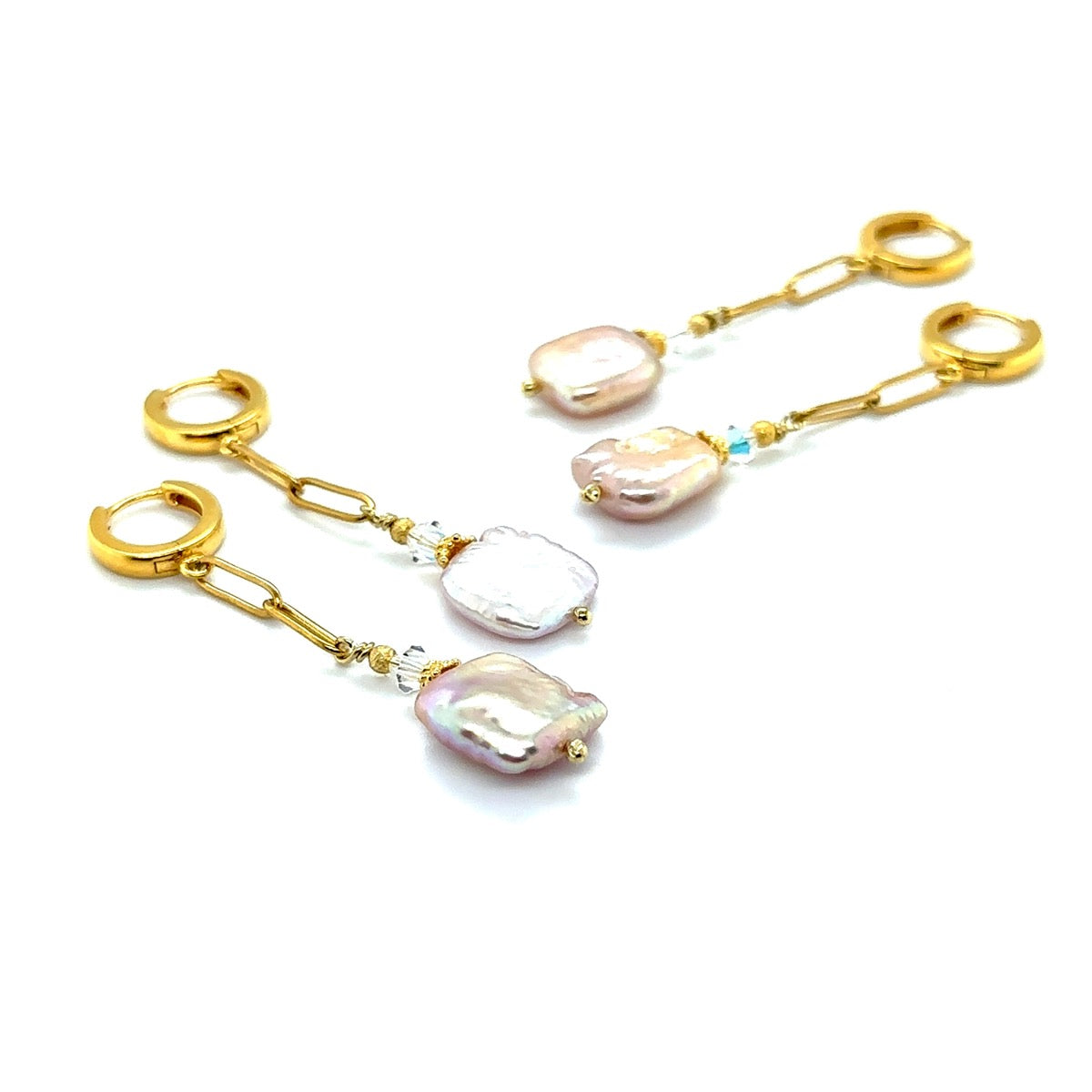Różowe barokowe perły na kolczykach Ewa Mrochen Jewellery, delikatny design, eleganckie i unikalne ozdoby na uszy.