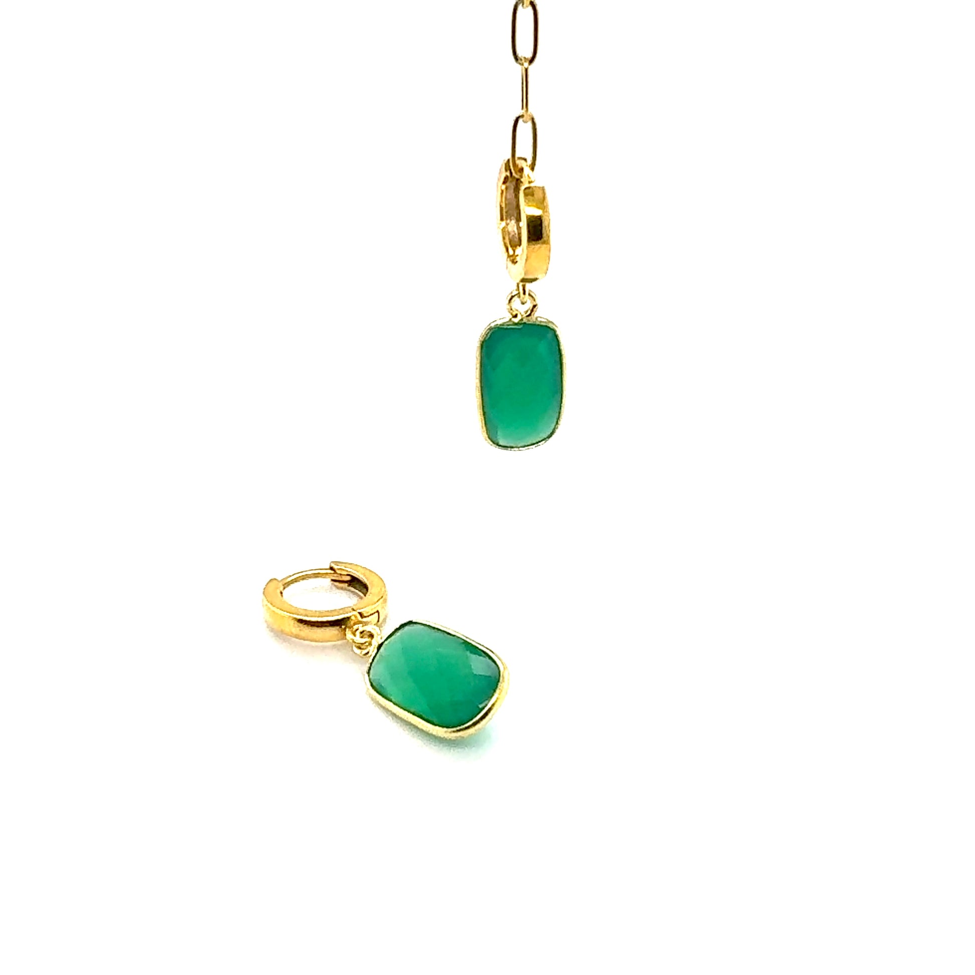 Zielone kolczyki Onyks Healing Green od Ewa Mrochen Jewellery na uszach, elegancki design i naturalny kamień.