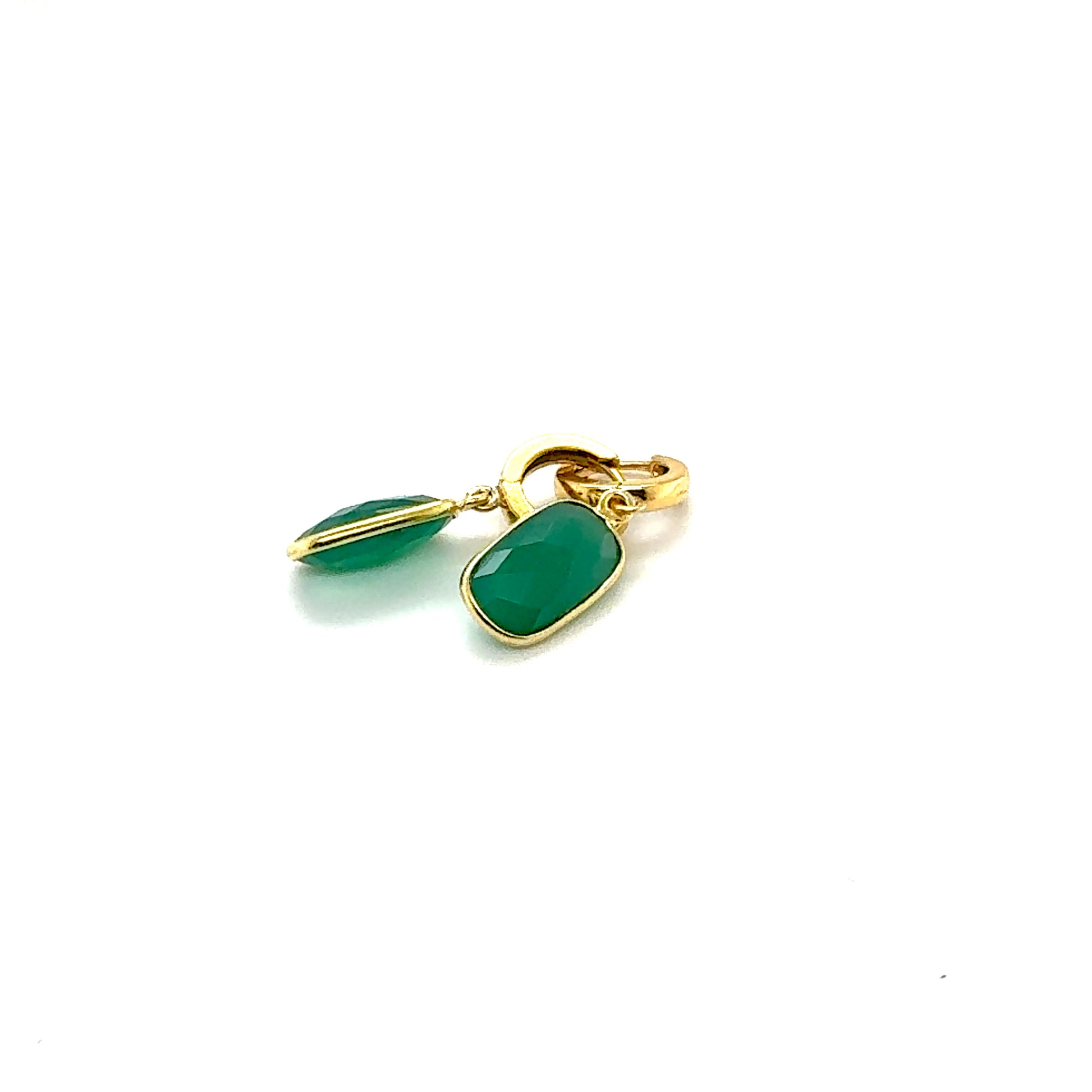 Zielone kolczyki z onyksu Healing Green od Ewa Mrochen Jewellery na uszach, elegancki dodatek do stylizacji.