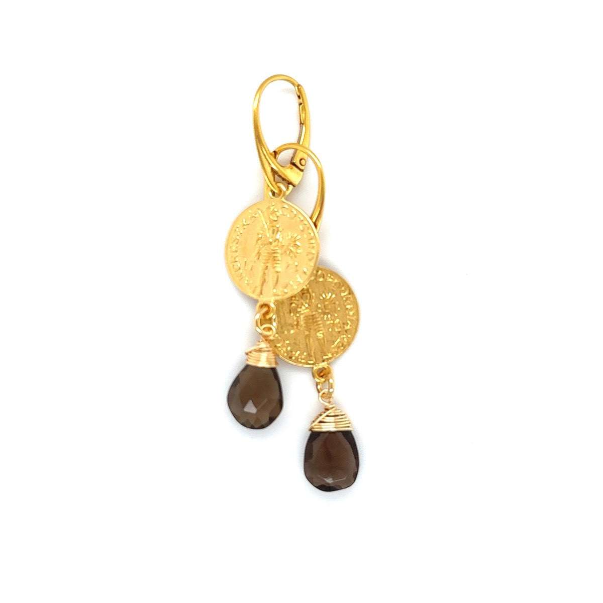 Kolczyki z kwarcu dymnego marki Ewa Mrochen Jewellery, eleganckie i stylowe, widoczne na zdjęciu.
