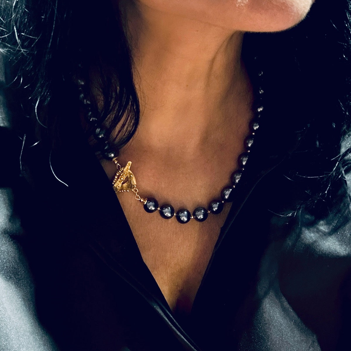 Czarny naszyjnik z perłą od Ewa Mrochen Jewellery, ozdobny naszyjnik Wielka Księżna z elegancką czarną perłą.