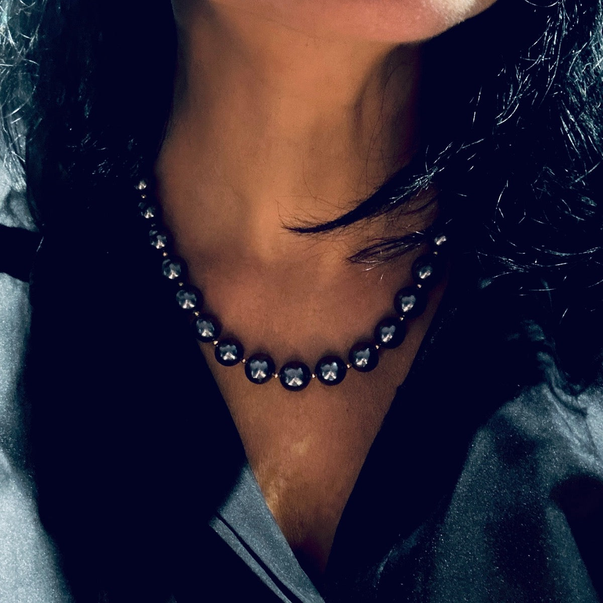 Czarny naszyjnik Wielka Księżna z perłami od Ewa Mrochen Jewellery, elegancki i luksusowy dodatek do stylizacji.