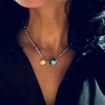 Srebrzysta perła i labradoryt na naszyjniku Ewa Mrochen Jewellery, elegancki i delikatny biżuteria Szlachetność Duszy