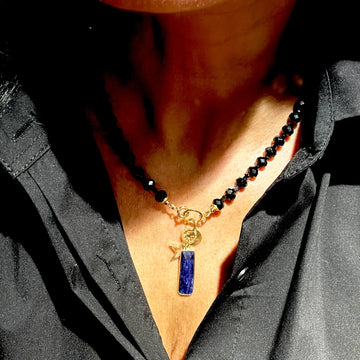 Czarny turmalin i spinel, naszyjnik Ewa Mrochen Jewellery, elegancki i praktyczny, na tle neutralnego tła