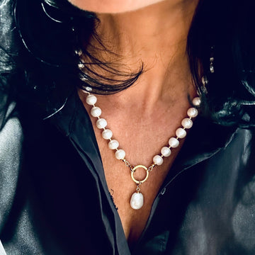 Naszyjnik z białych pereł marki Ewa Mrochen Jewellery, elegancki dodatek z subtelnym designem, idealny na specjalne okazje.