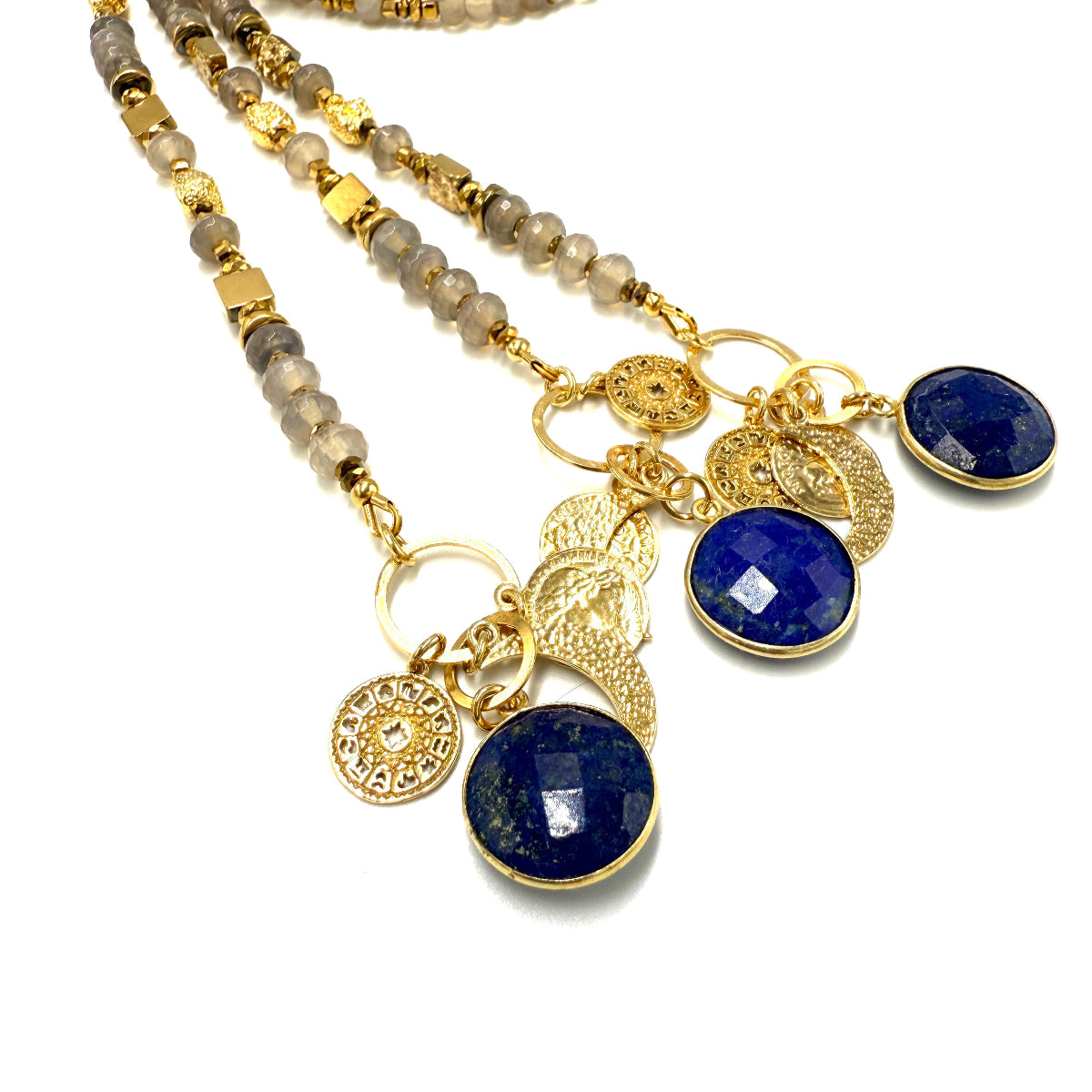 Naszyjnik z agatem od Ewa Mrochen Jewellery®, kamień w kształcie piłki, elegancki i szlachetny dodatek do biżuterii.