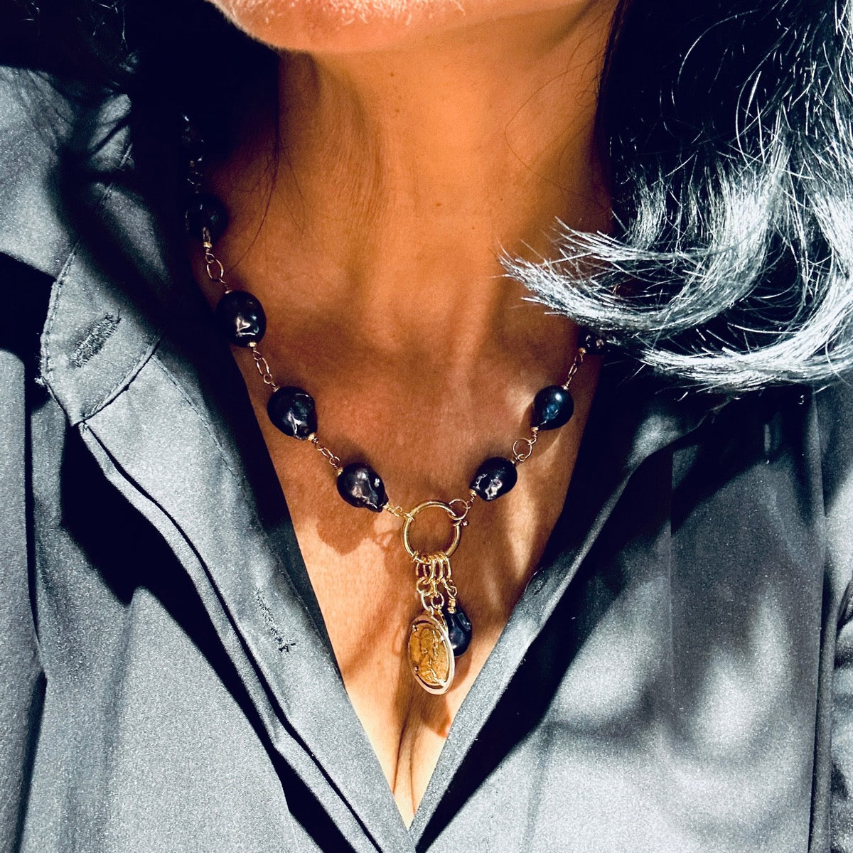 Czarny, barokowy naszyjnik z perłą od Ewa Mrochen Jewellery, elegancki dodatek z dużą, nieregularną czarną perłą.