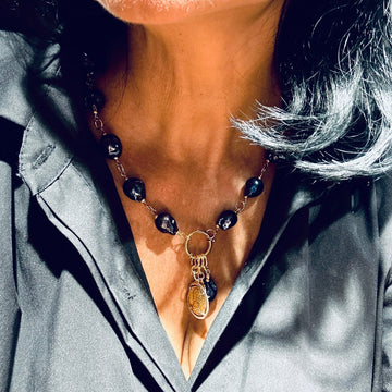 Czarny, barokowy naszyjnik z perłą od Ewa Mrochen Jewellery, elegancki dodatek z dużą, nieregularną czarną perłą.