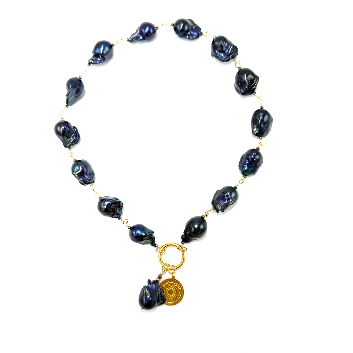 Czarny barokowy perłowy naszyjnik Her Majesty od Ewa Mrochen Jewellery na zdjęciu.