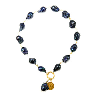 Czarny barokowy perłowy naszyjnik Her Majesty od Ewa Mrochen Jewellery na zdjęciu.
