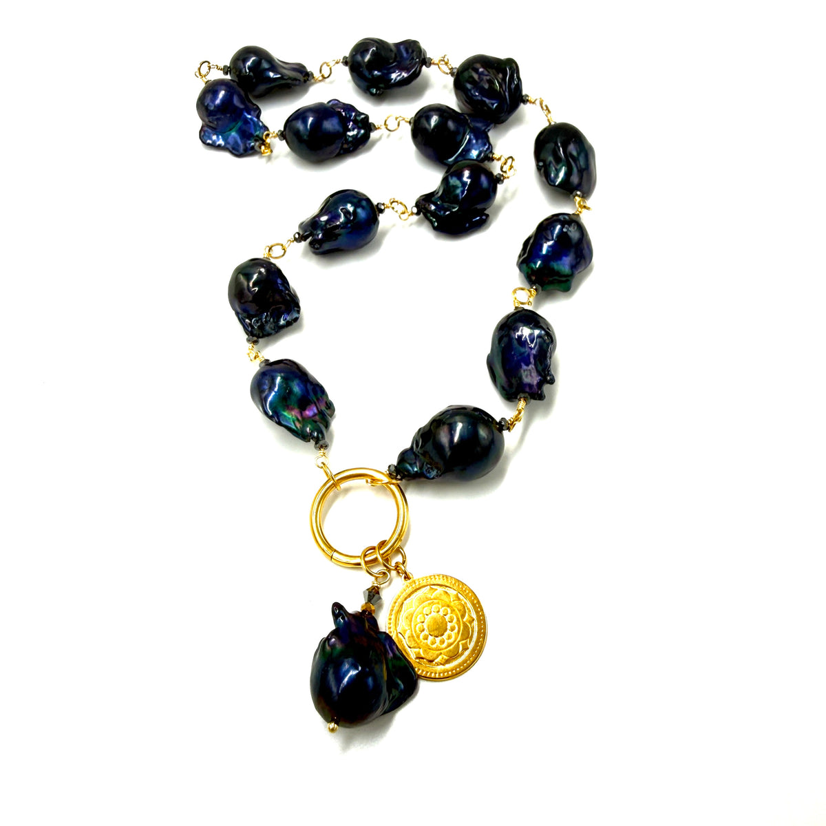 Czarny barokowy perłowy naszyjnik marki Ewa Mrochen Jewellery z eleganckim, ozdobnym designem na tle czarnego tła
