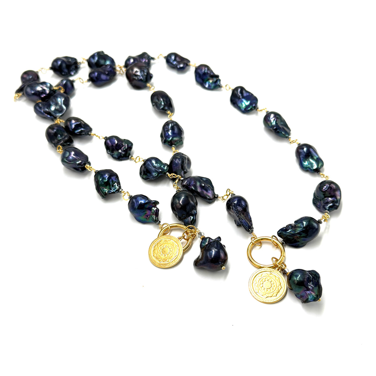 Czarny barokowy naszyjnik z perłą od Ewa Mrochen Jewellery, elegancki i unikatowy dodatek do stylizacji.