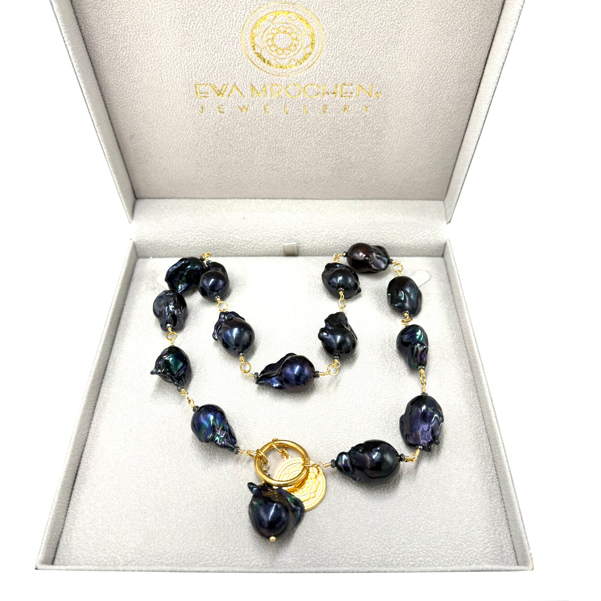 Czarny barokowy naszyjnik z perłą marki Ewa Mrochen Jewellery, elegancki i unikalny dodatek do stylizacji.