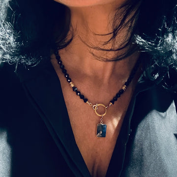 Czarny spinel naszyjnik Królowa Intuicji od Ewa Mrochen Jewellery, elegancki biżuteria z czarnym spinel na łańcuszku